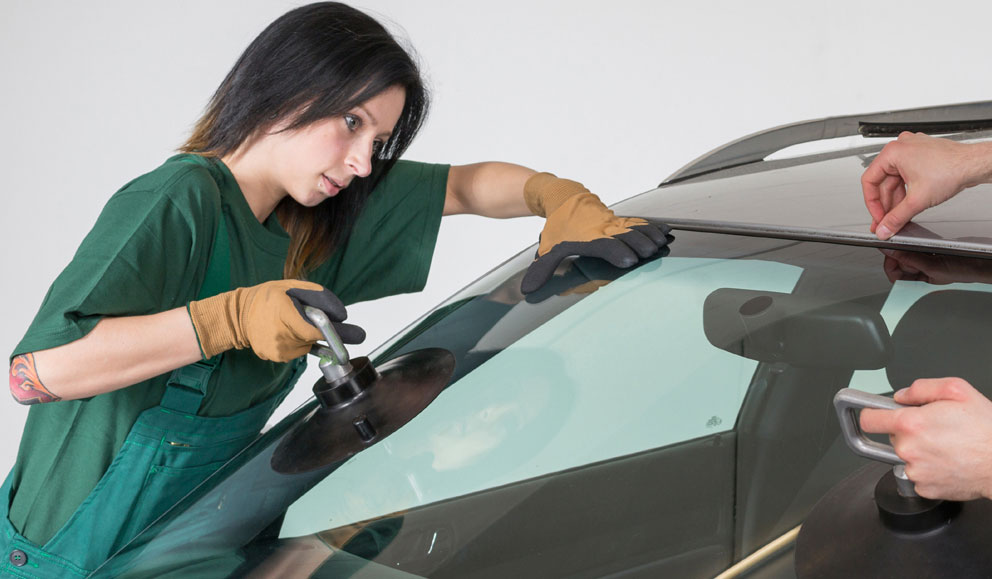 Клеить или вставлять лобовое стекло?