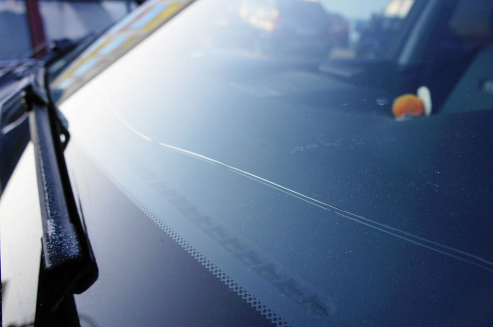 Разрезание клеевого соединения нагреваемой проволокой, заранее уложенной в клей