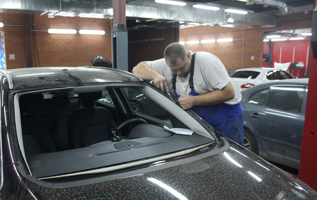 Разрезание клеевого соединения режущей проволокой