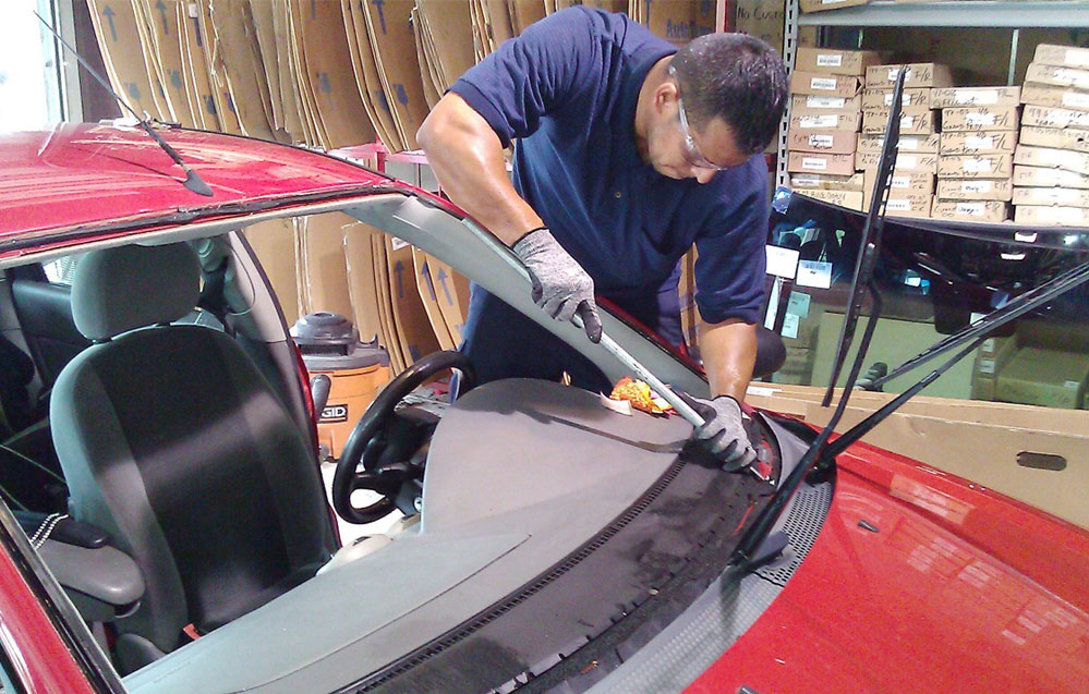 Разрезание клеевого соединения нитью, заранее уложенной в клей