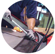 Разрезание клеевого соединения нитью, заранее уложенной в клей