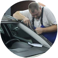 Разрезание клеевого соединения режущей проволокой с применением наматывающего устройства (Ауди)