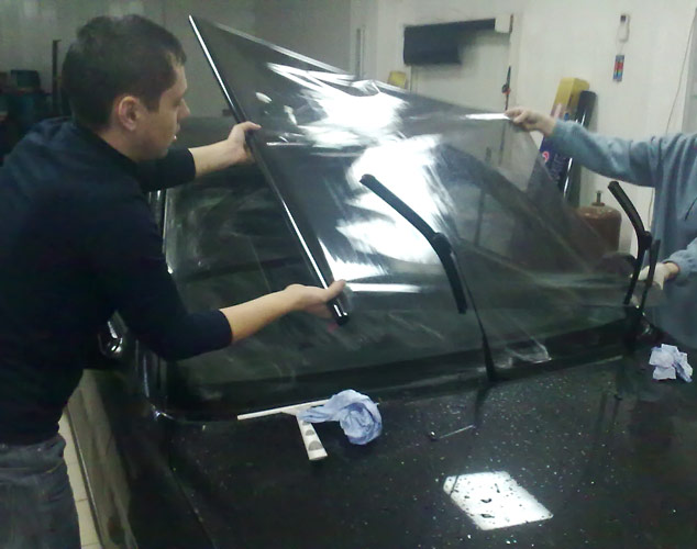 Установить двойные стекла сегодня стремится практически каждый современный водитель, поскольку популярная услуга является отличным способом решения нескольких проблем.