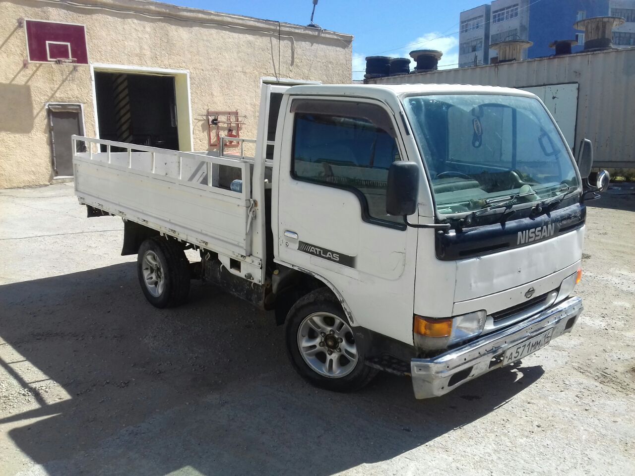 Замена стекла на Nissan Atlas