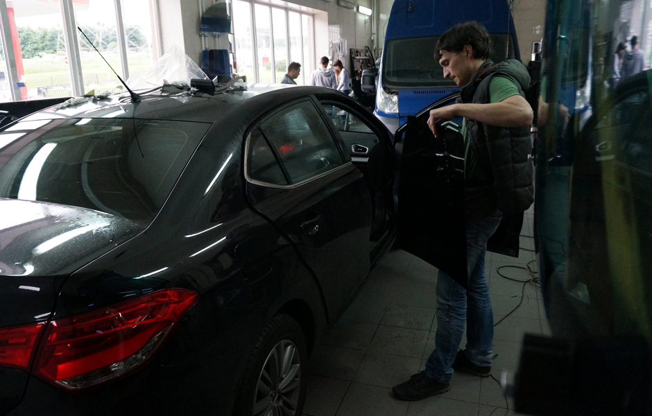 Наши специалисты в процессе установки тонировки