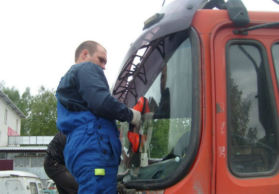 Замена лобового стекла на грузовики в Москве по самым выгодным ценам